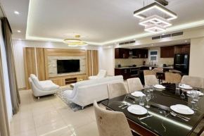 Calm & Classy 2BR - 5 min to Airport